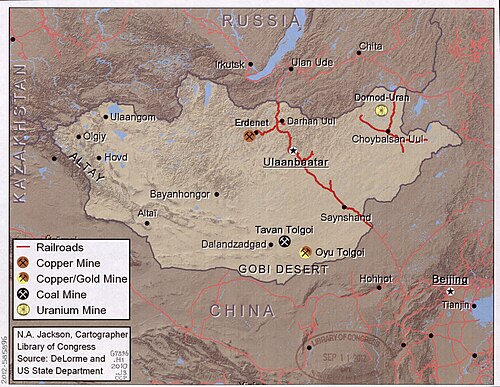 Mapa Mongolska s ložisky rud, uhlí a železnicemi